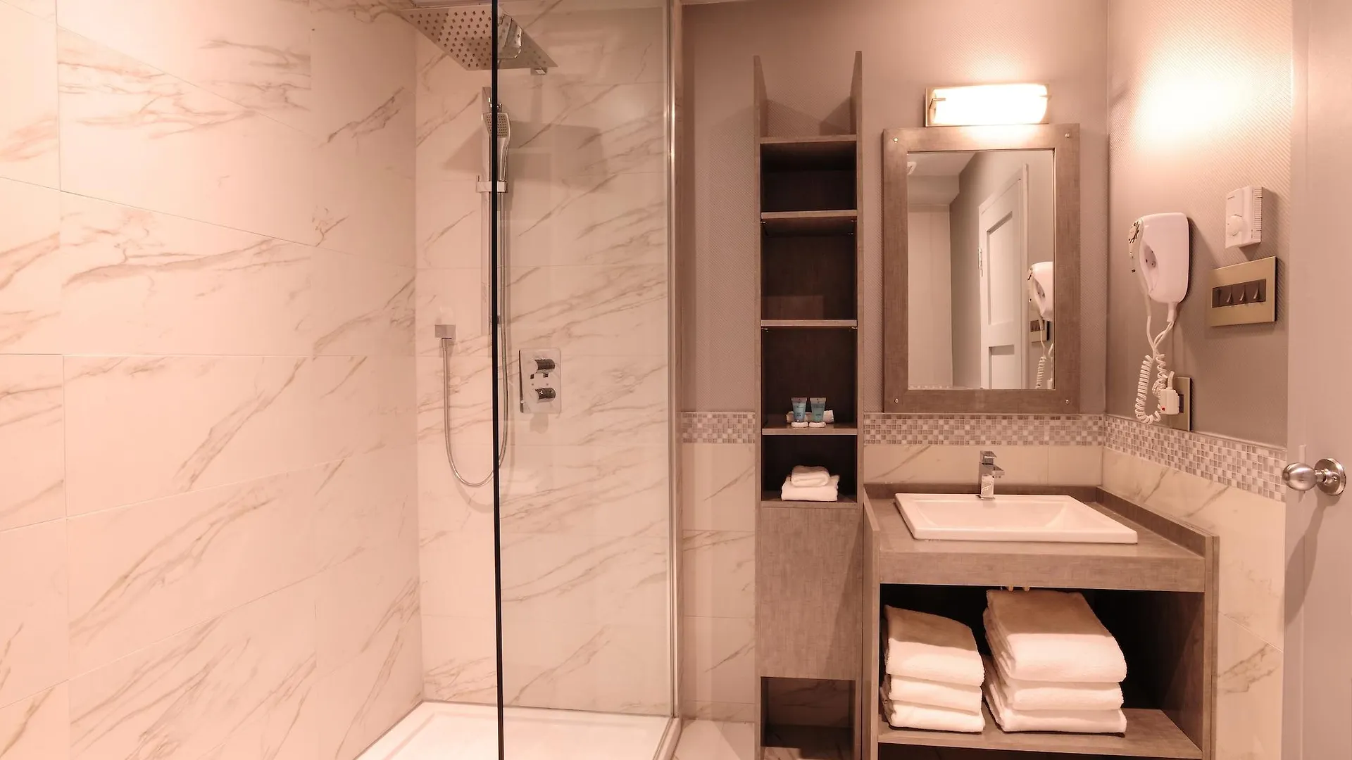 Le Chabrol Hotel & Suites Montréal