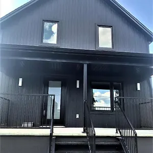 https://clifton-hill-luxury-home.niagara-fallshotels.com