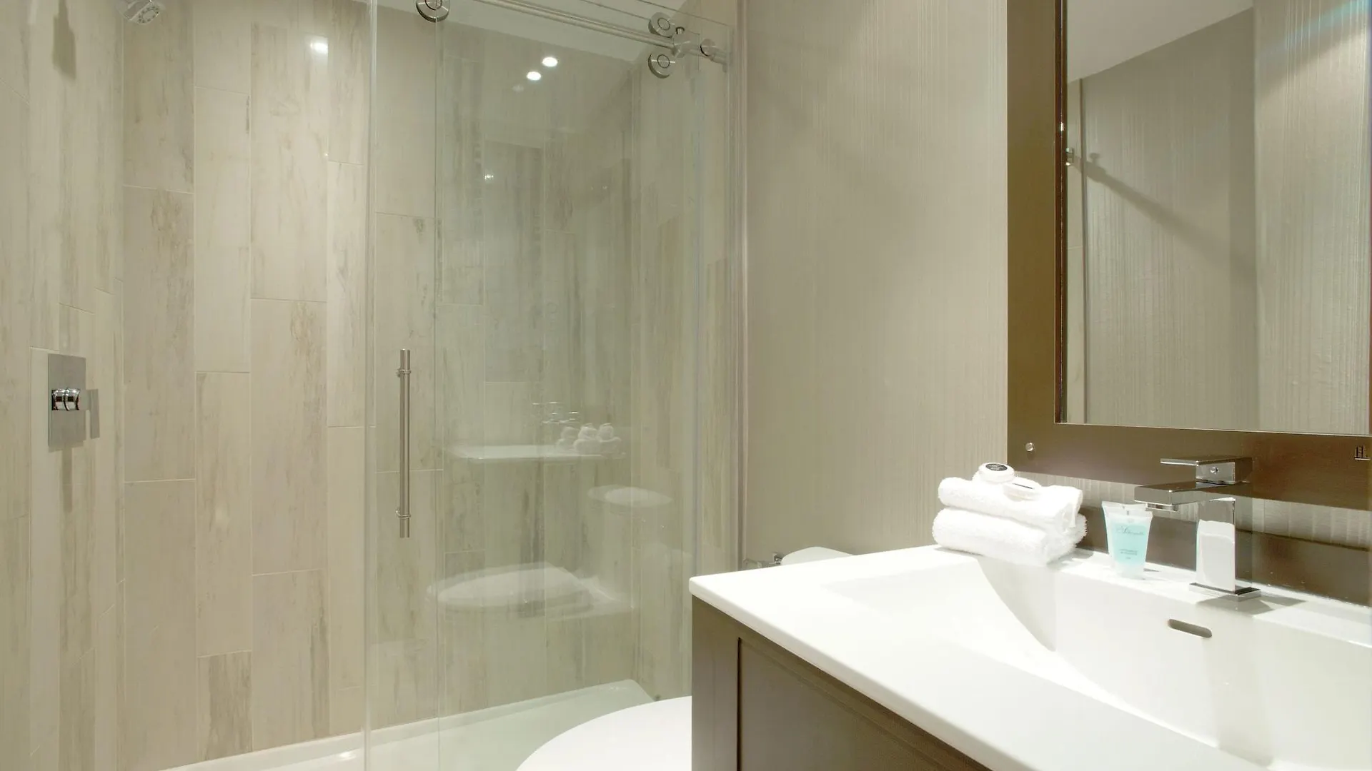 Le Chabrol Hotel & Suites Montréal