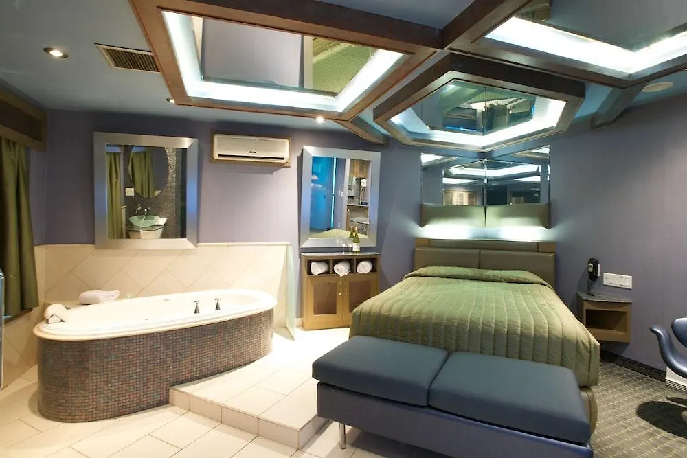 Le Chabrol Hotel & Suites Montreal 3*,