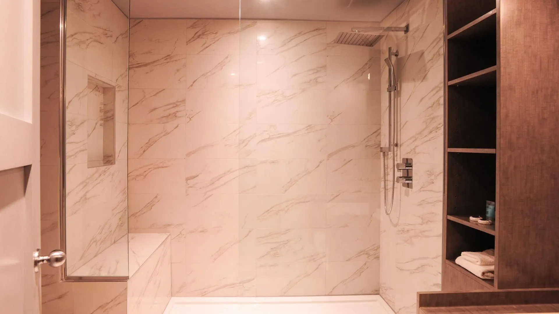 Le Chabrol Hotel & Suites Montréal