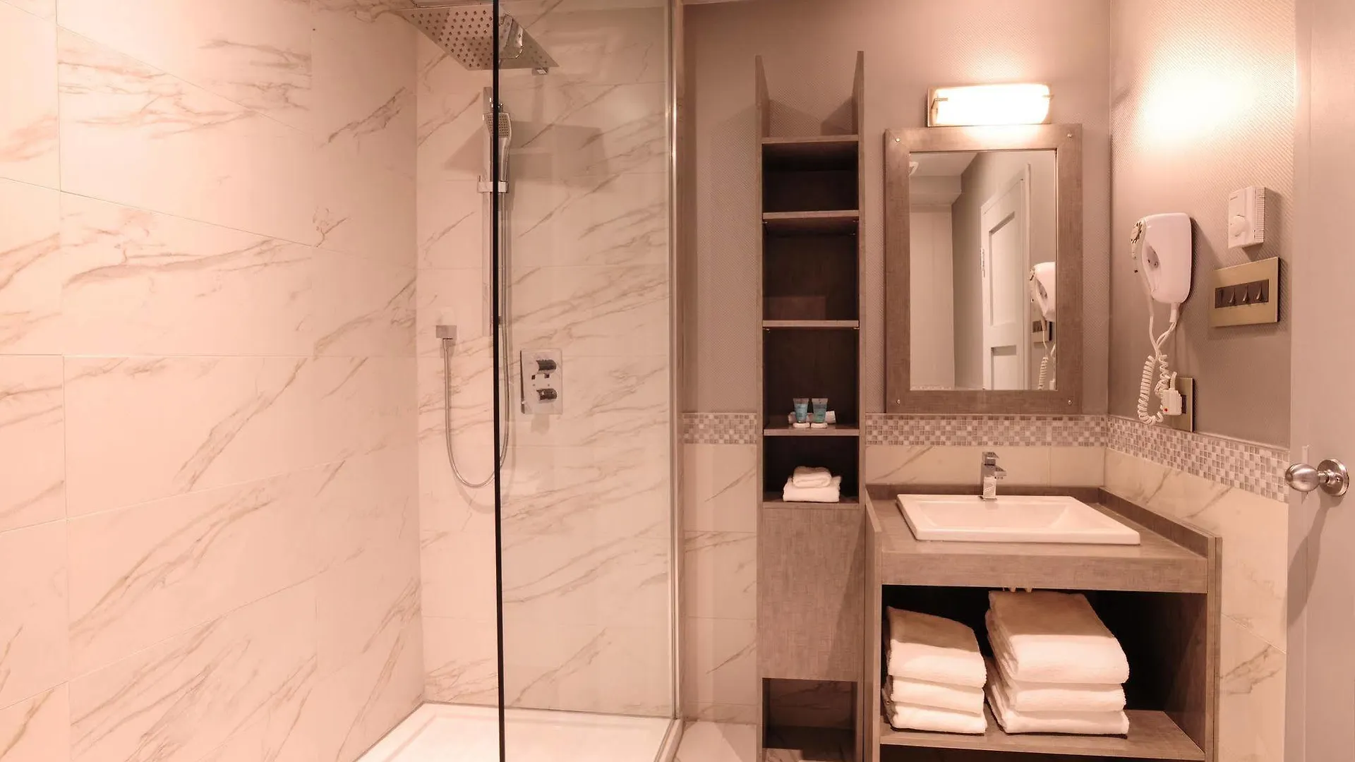 Le Chabrol Hotel & Suites Montréal
