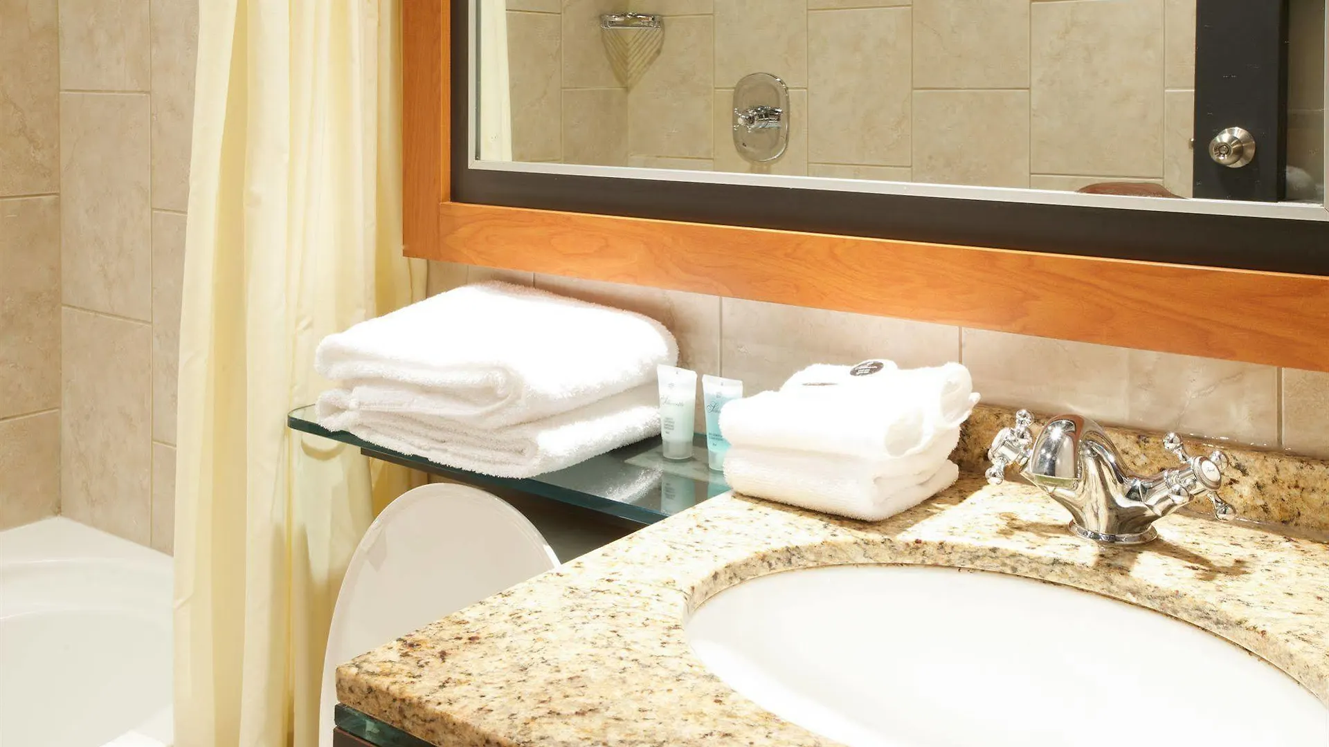 Le Chabrol Hotel & Suites Montreal