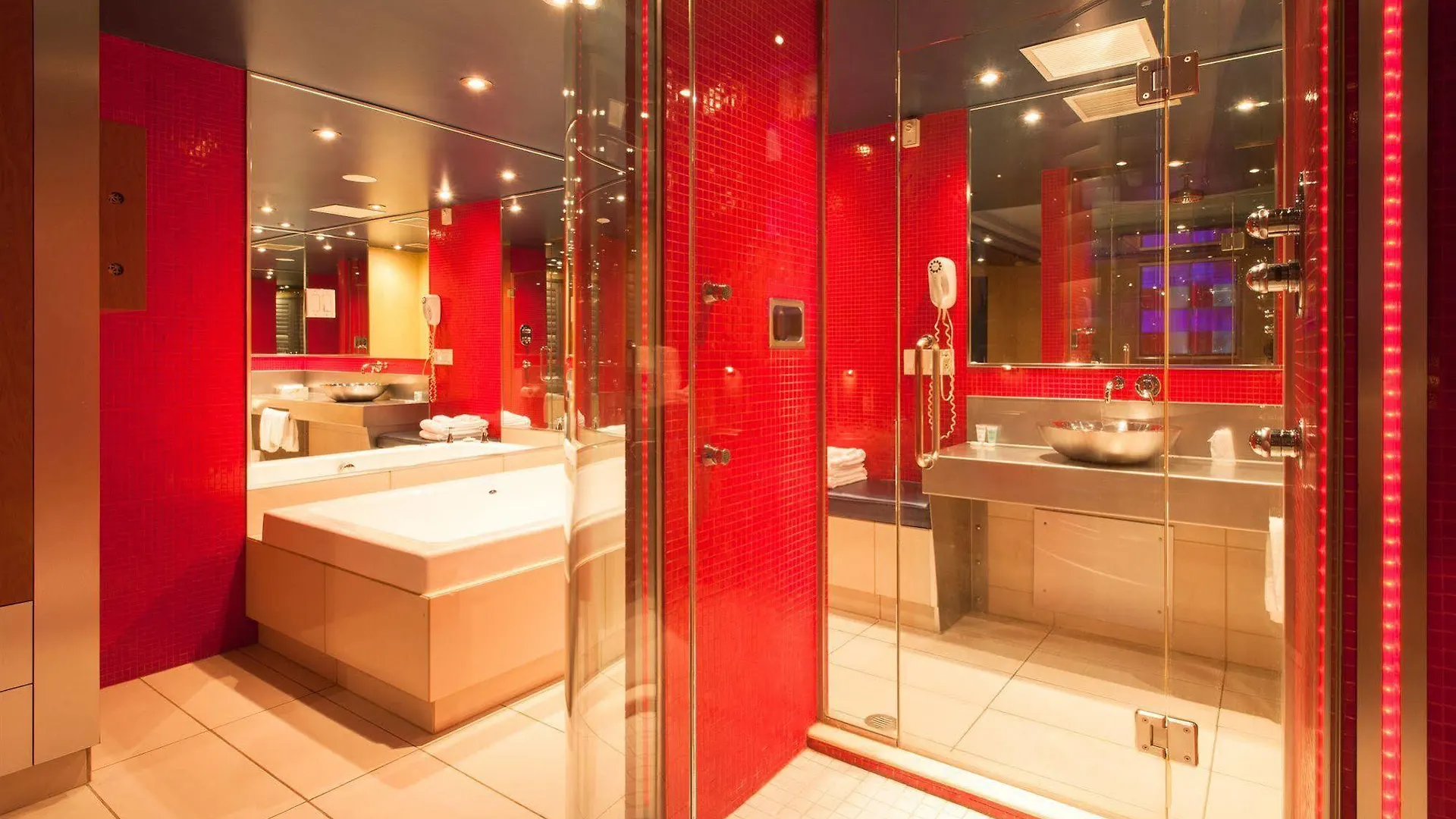 Le Chabrol Hotel & Suites Montréal
