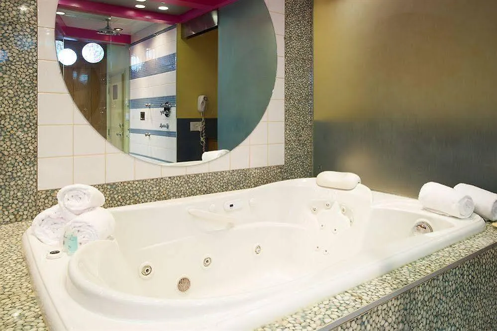 Le Chabrol Hotel & Suites Montréal